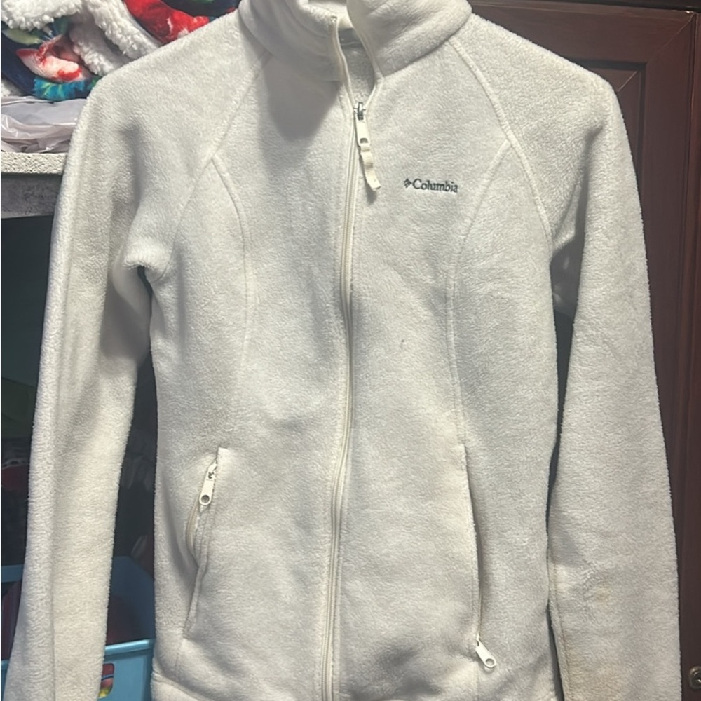 white zip up columbia jacket